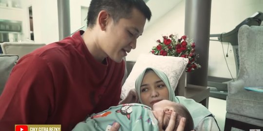 Bantu Istri Jaga Anak, Begini Momen Rezky Aditya Buang Popok Bekas Athar