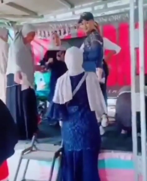 istri rampas uang saweran suami asyik joged dengan biduan