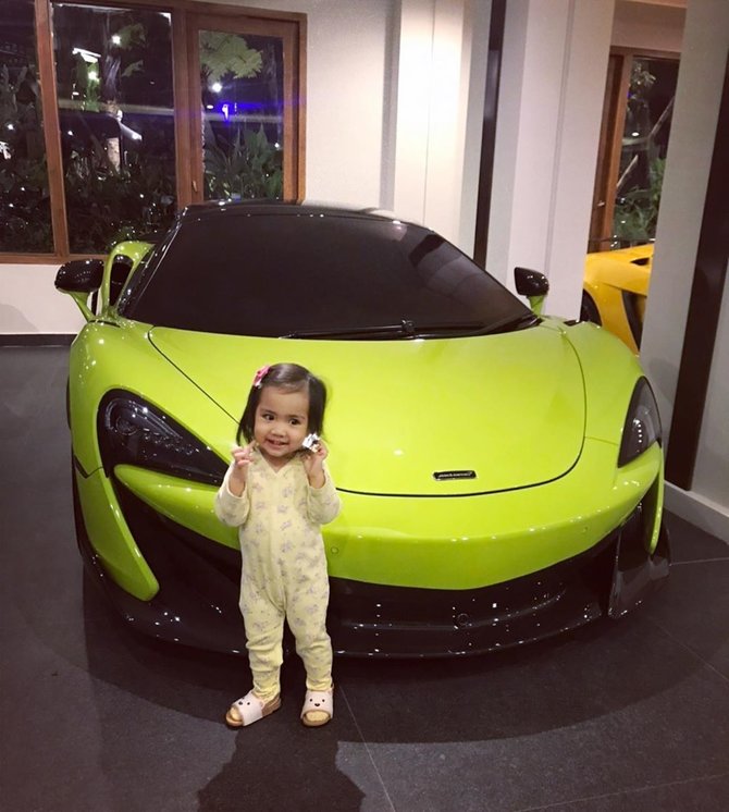 Momo Geisha Unggah Foto Sang Anak di Garasi Rumah, Mobil Mewahnya Malah