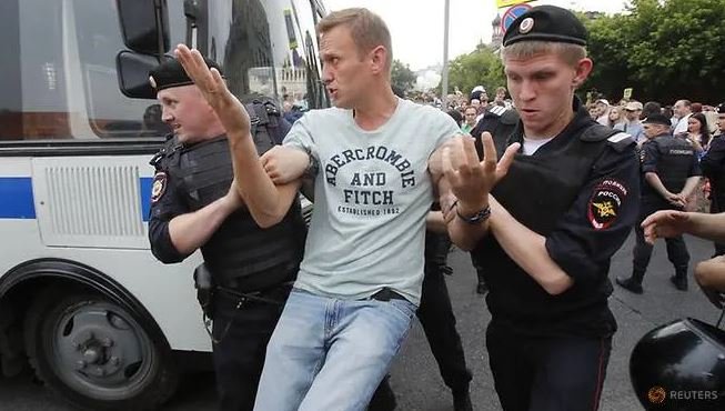 polisi tangkap tokoh oposisi alexei navalny