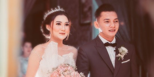 6 Foto Pernikahan Nella Kharisma dan Dory Harsa, Cantik dan Ganteng Bikin Pangling