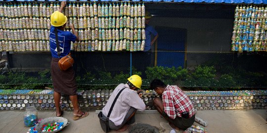 Kreativitas Warga Myanmar Menyulap Botol Bekas Jadi Tirai