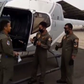 video kocak anggota tni au dorong helikopter mundur