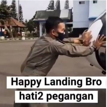 video kocak anggota tni au dorong helikopter mundur