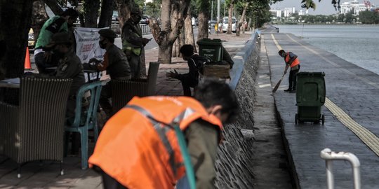Pelanggar Protokol Kesehatan di Solo Dipaksa Bersihkan Sungai 15 Menit