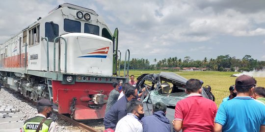 Mobil Tertabrak dan Terseret Kereta Sejauh 200 Meter di Malang, 1 Orang Tewas