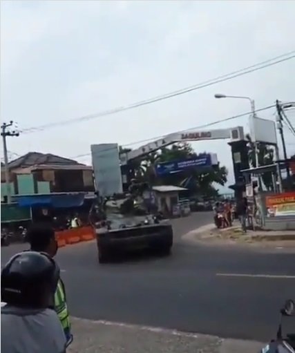 detikdetik tank tabrak motor