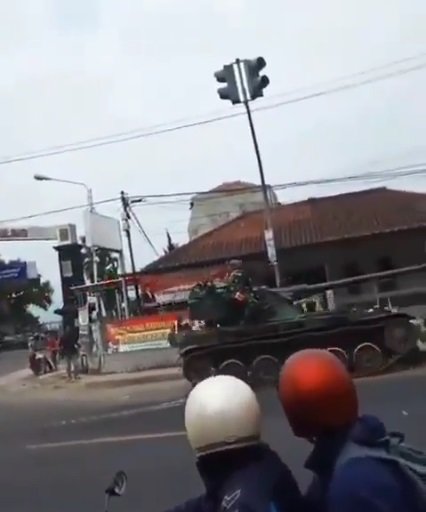 detikdetik tank tabrak motor