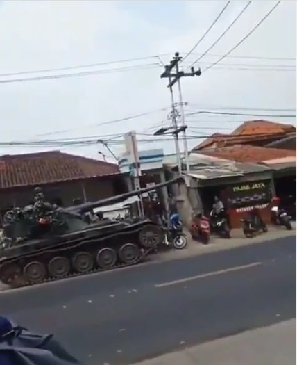 detikdetik tank tabrak motor