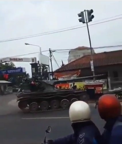 detikdetik tank tabrak motor