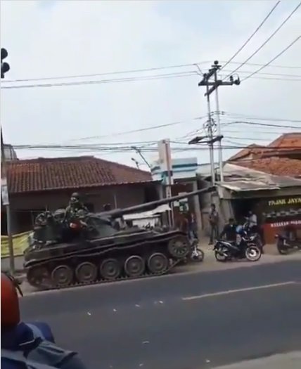 detikdetik tank tabrak motor