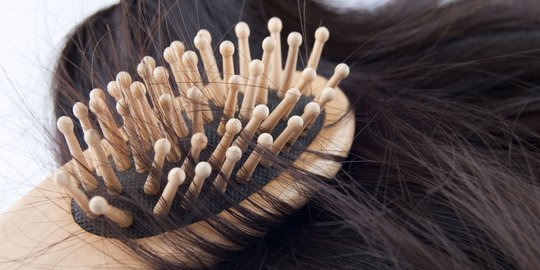 9 Cara Melebatkan Rambut Secara Alami, Hindari Keramas Terlalu Sering