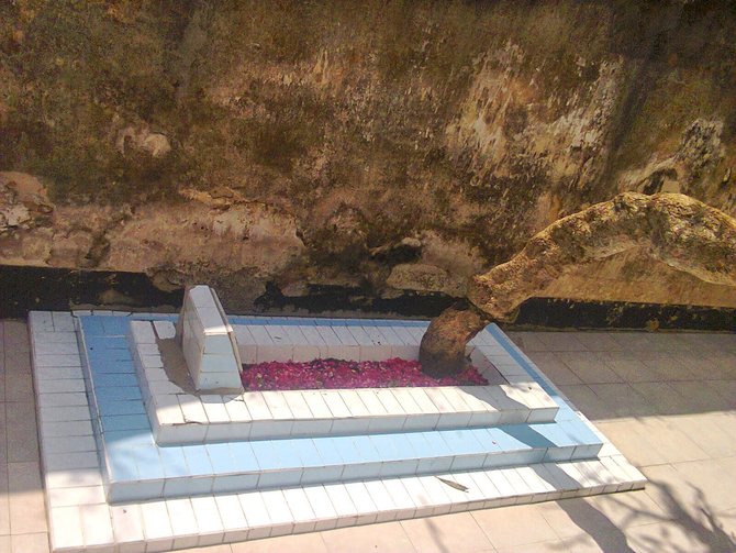 makam di benteng pendem