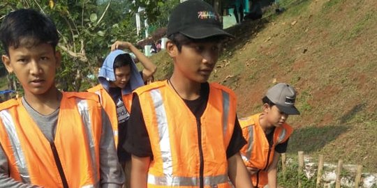 Tidak Pakai Masker, Puluhan Remaja Dihukum Satpol PP Tangsel Bersihkan Taman