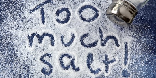 8 Masalah Kesehatan yang Bisa Muncul ketika Terlalu Banyak Mengonsumsi Garam