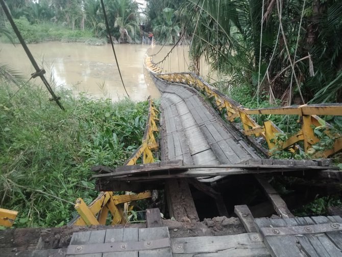 jembatan ambruk di kabupaten paser