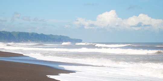 Seorang Mahasiswi Tersapu Ombak saat Berswafoto di Pantai, Begini Kronologinya