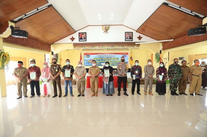wali kota tarakan serahkan 1050 sertifikat tanah pada warga