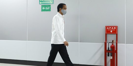 CEK FAKTA: Tidak Benar Foto Anak Kecil Tulis Keluhan ke Jokowi di Papan Tulis