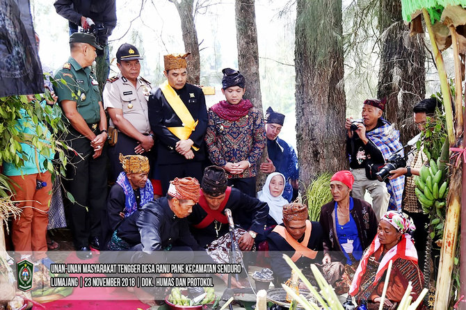 suku tengger melaksanakan andon mangan dalam rangka peringatan hari raya karo