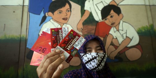 Siswa SD di Tangsel Terima Kartu Perdana Gratis