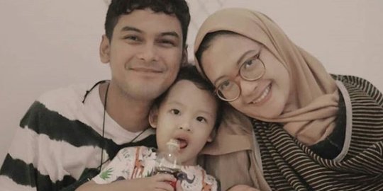 Baru Dikaruniai Anak Kedua, Ini Momen Harmonis Ridwan Ghani dan Istri