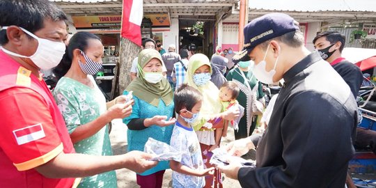 Pandemi Belum Pergi, Bupati Anas Kembali Bagi-Bagi Masker