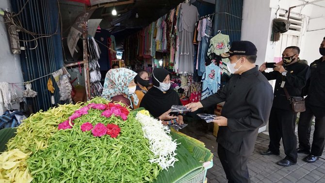 bupati banyuwangi abdullah azwar anas turun langsung ke pasar banyuwangi membagikan masker