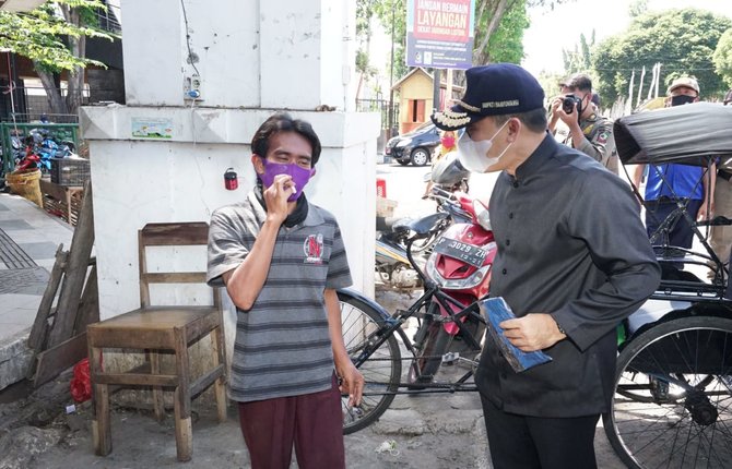 bupati banyuwangi abdullah azwar anas turun langsung ke pasar banyuwangi membagikan masker