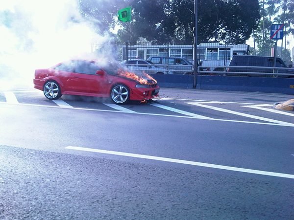 mobil terbakar