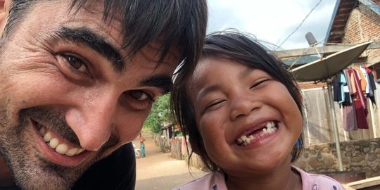 Cerita Bule Spanyol Bantu Ribuan Anak di Sumbawa, Rela Berhenti Jadi Pengacara Ahli
