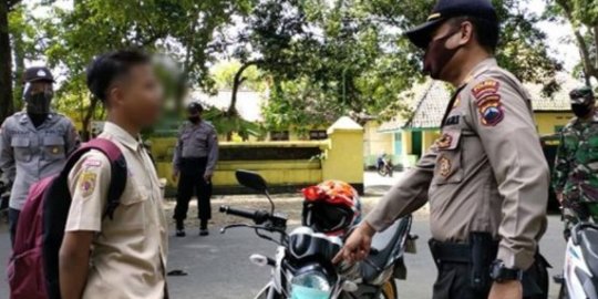 Viral Pelajar Kebumen Pasang Masker di Lampu Motor, Terima Hukuman Ini dari Polisi