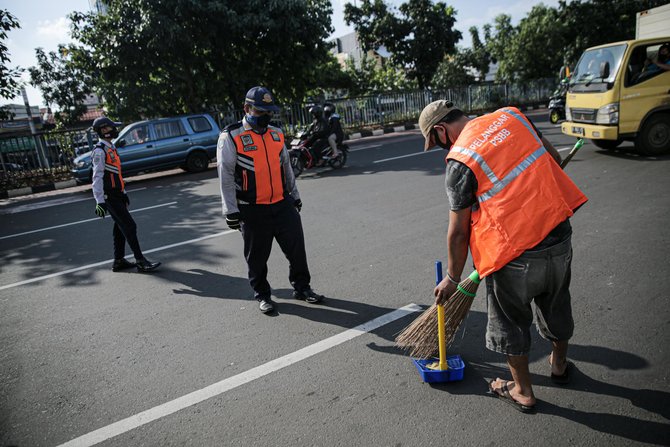 sanksi sosial pelanggar psbb jakarta