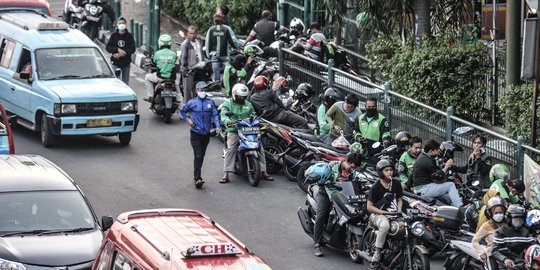 Minim Pengawasan, Ojol Masih Berkerumun saat Menunggu Penumpang