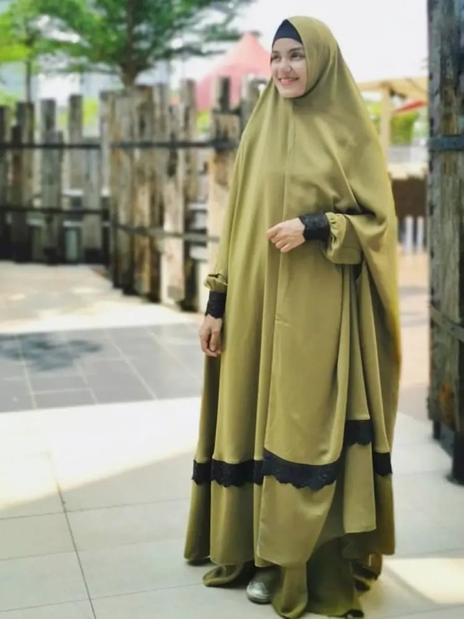 nadya almira telah berhijrah