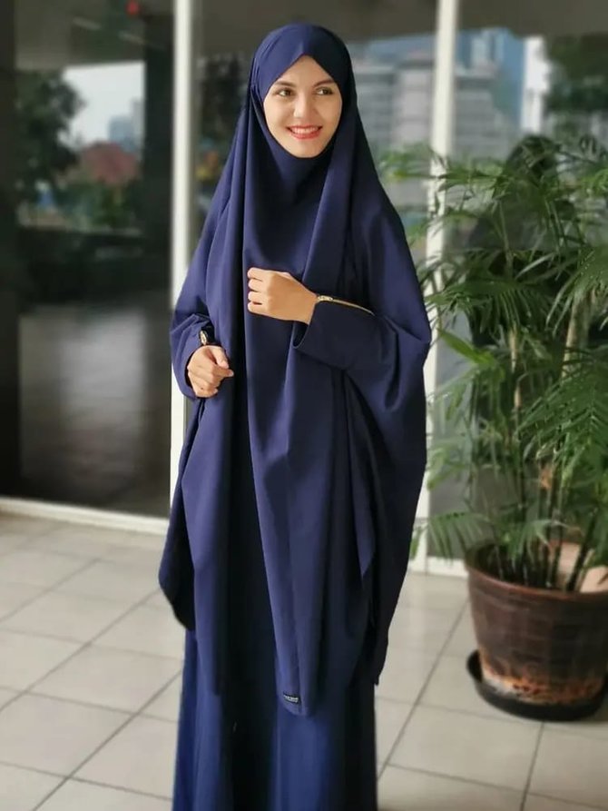 nadya almira telah berhijrah