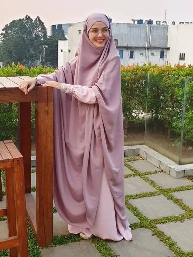 nadya almira telah berhijrah