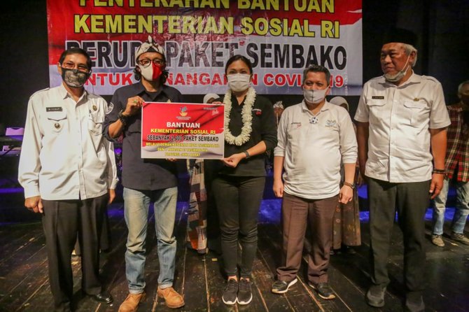 penasihat dharma wanita kementerian sosial ri grace batubara di kampung naga