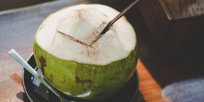 10 Manfaat Air Kelapa Hijau Untuk Kesehatan, Bantu Turunkan Berat Badan ...