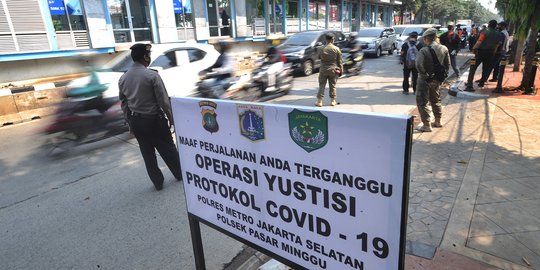 Petugas Gabungan Gelar Operasi Yustisi PSBB di Jati Padang