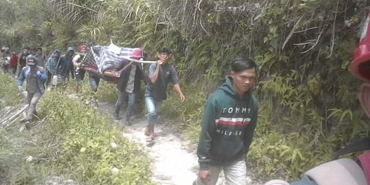 Jalan Rusak, Seorang Warga di Mamuju Ditandu Sejauh 8 KM Demi Berobat ke Puskesmas