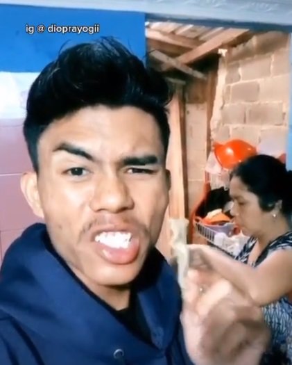 pria ini malah digaplok emaknya karena promosikan krupuk ala odading mang oleh