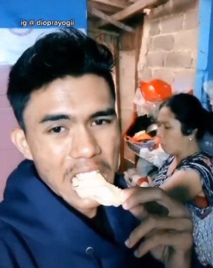 pria ini malah digaplok emaknya karena promosikan krupuk ala odading mang oleh