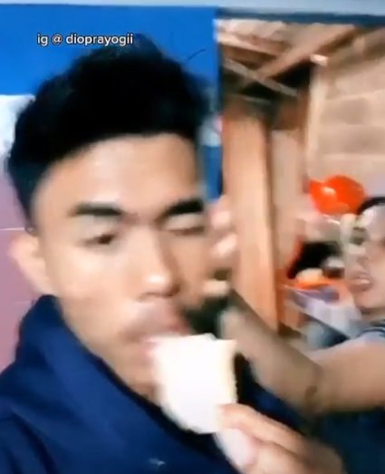 pria ini malah digaplok emaknya karena promosikan krupuk ala odading mang oleh
