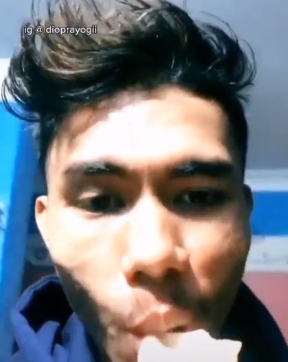 pria ini malah digaplok emaknya karena promosikan krupuk ala odading mang oleh