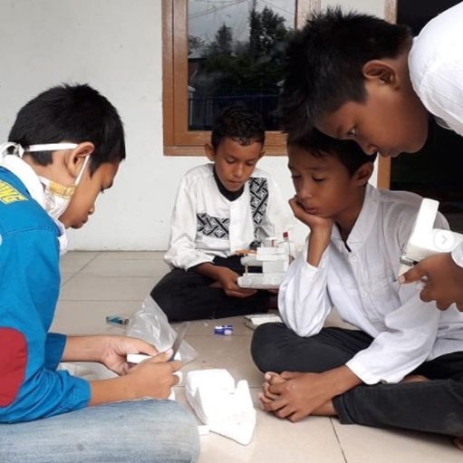 anak asuh rumah yatim di aceh bikin mainan daur ulang styrofoam