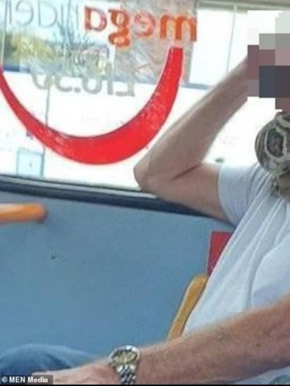 pria ini lilitkan ular agar jadi masker saat naik kendaraan umum