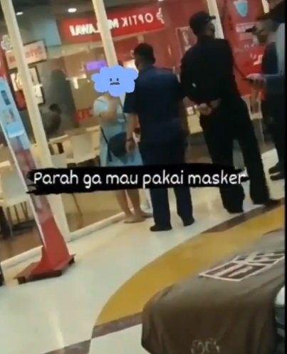 wanita dipaksa keluar dari mal samarinda karena tak mau pakai masker