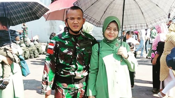 momen haru anggota tni lantunkan adzan buat bayinya baru lahir