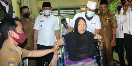 Tangis Haru Suryani Saat Terima Kursi Roda dari Wali Kota Bengkulu Helmi Hasan